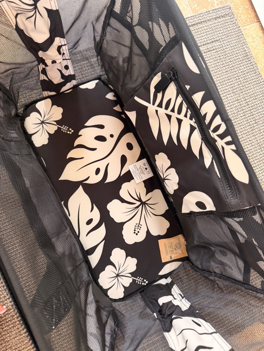 NWT ALOHA Collection Black & Cream Tropical Mesh Zip Tote - Picture 2 of 4